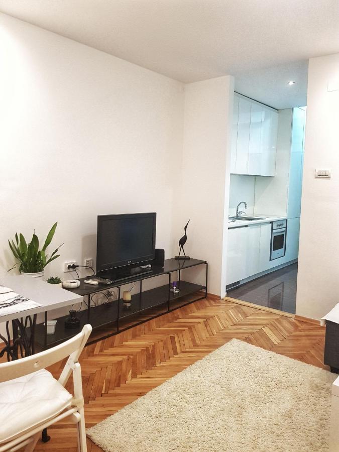 Uma- Urban Mini Apartment Скопье Экстерьер фото